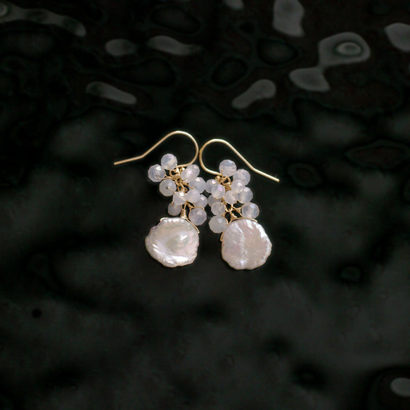 fusa : Pearl, white Chalcedony（earring） ひらひらした芥子パール 8枚目の画像