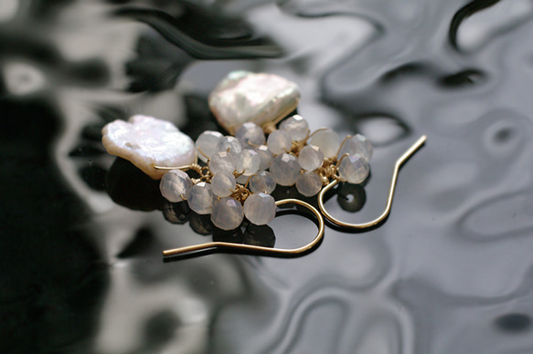 fusa : Pearl, white Chalcedony（earring） ひらひらした芥子パール 4枚目の画像