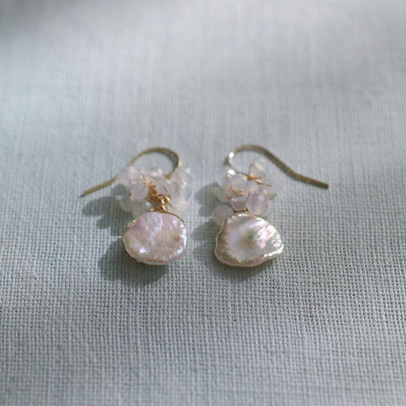 fusa : Pearl, white Chalcedony（earring） ひらひらした芥子パール 6枚目の画像