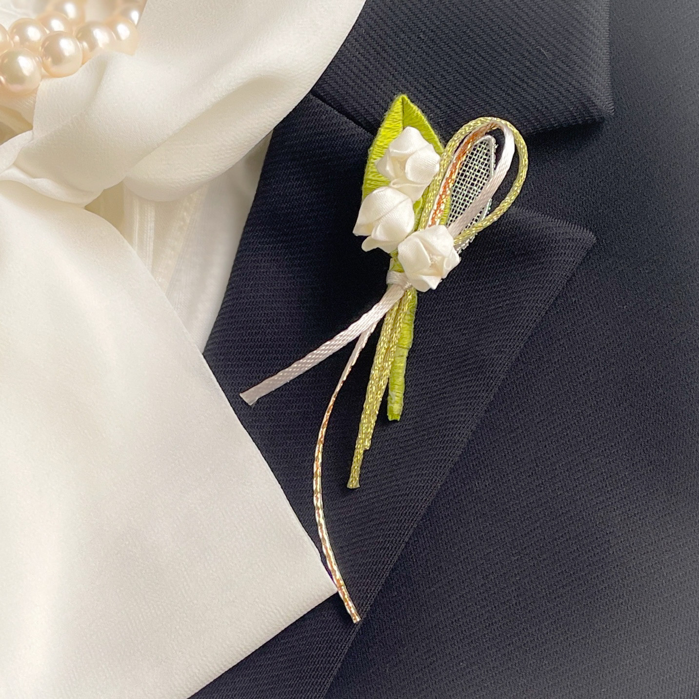 《つまみ細工》シルクの光沢が美しいスズランのブローチ