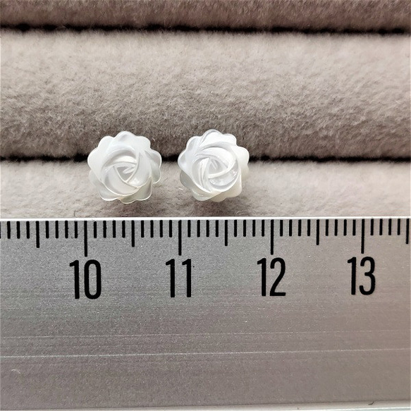 【再販】８ｍｍ マザーオブパール　薔薇のピアス　【金属アレルギー対応】　AP-＃239 3枚目の画像