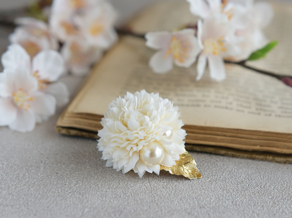 【コサージュ・ブローチ】アンティーク・ヴィンテージなピンポンマムの花・ホワイト系 2枚目の画像