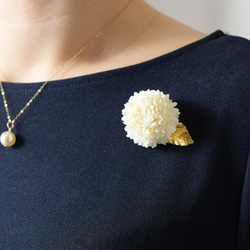 コサージュ・ブローチ】こんもり咲いた白い花 ヴィンテージな真鍮の