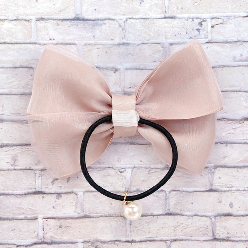 サテンとオーガンジーのリボン（サンドベージュ）チャーム付きヘアゴム