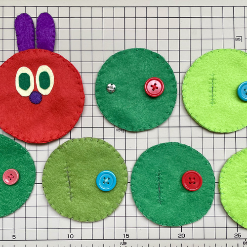 知育玩具 はらぺこあおむし ボタンかけ練習 おもちゃ・人形 pika 通販