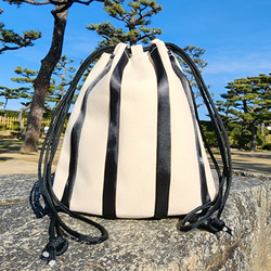 【小型巾着バッグ 2way大容量 旅行サブバッグ オシャレ防災】“izatoki” 巾着ポーチ white×black 1枚目の画像