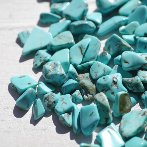 天然石染色ターコイズ(中国産)約40g分約5～10mm色調整さざれ石詰合せ穴