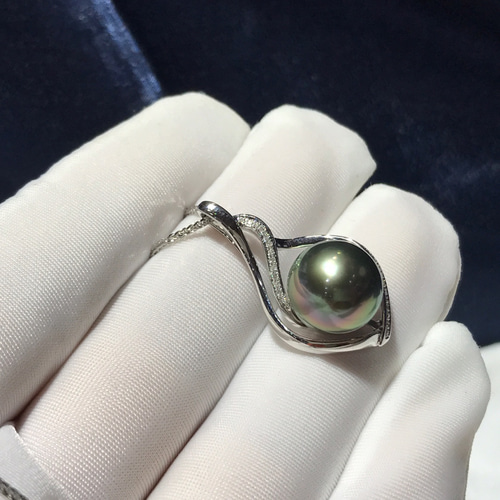 高級】タヒチ黒蝶真珠 ダイヤモンド付きペンダントトップk18  