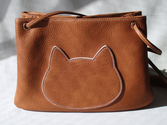 ネコのショルダーバッグ（本革）キャラメル色 1枚目の画像