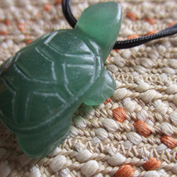 吉祥亀の彫り珠：緑瑪瑙のお紐仕立てネックレス　 3枚目の画像
