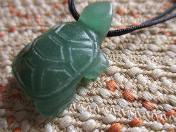 吉祥亀の彫り珠：緑瑪瑙のお紐仕立てネックレス　 3枚目の画像