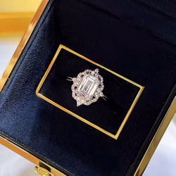 エメラルドカット ホワイト ヘイローリング ヴィンテージスタイル 高炭素ダイヤモンド キラキラ ゴージャス 白 指輪 3枚目の画像