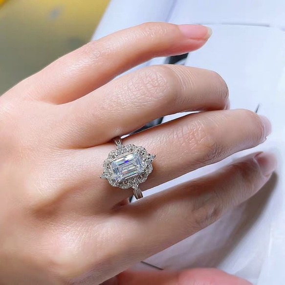 エメラルドカット ホワイト ヘイローリング ヴィンテージスタイル 高炭素ダイヤモンド キラキラ ゴージャス 白 指輪 7枚目の画像
