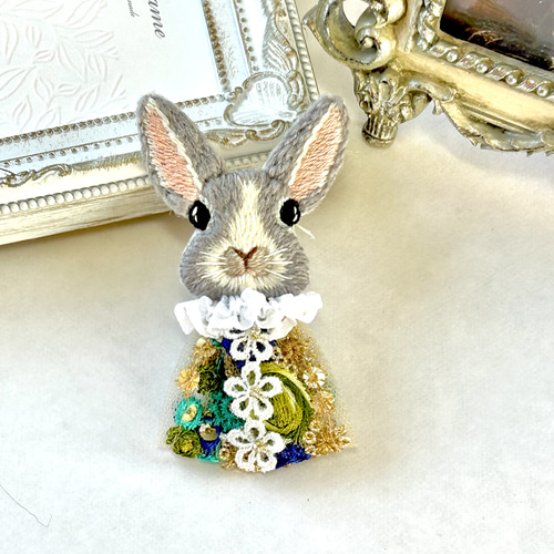 うさぎ貴族ルードヴィング家 』・ 刺繍ブローチ• インド刺繍リボン