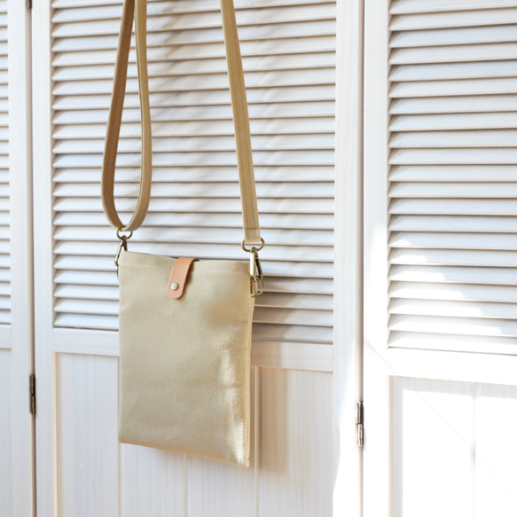 長財布が入るサコッシュ 革フラップ キャメル サコッシュ myu.handwork 通販｜Creema(クリーマ)