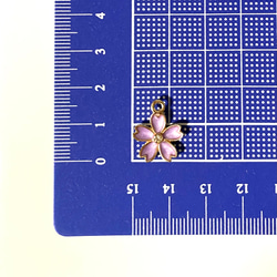 47 【送料無料】紫お花チャーム　8個 8枚目の画像