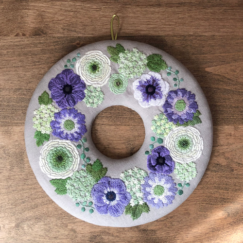 アネモネ、ラナンキュラスのパープルグリーン刺繍リース壁掛け