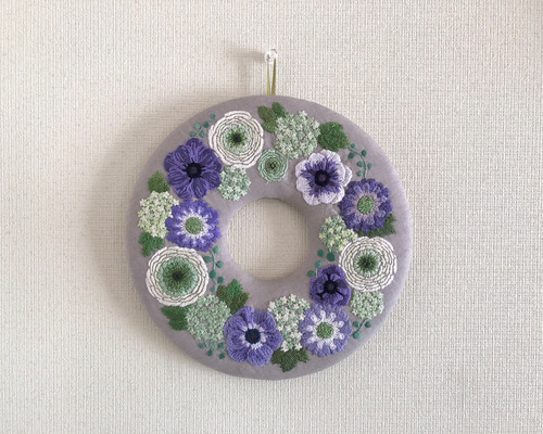 147.アネモネ＆ラナンキュラス　パープル　フラワーリース アネモネ、ラナンキュラスのパープルグリーン刺繍リース壁掛け