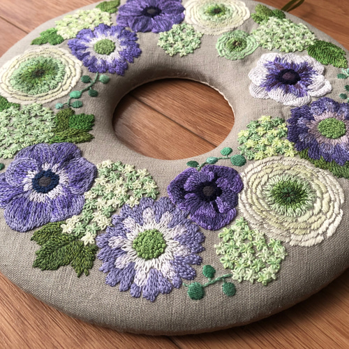 アネモネ、ラナンキュラスのパープルグリーン刺繍リース壁掛け