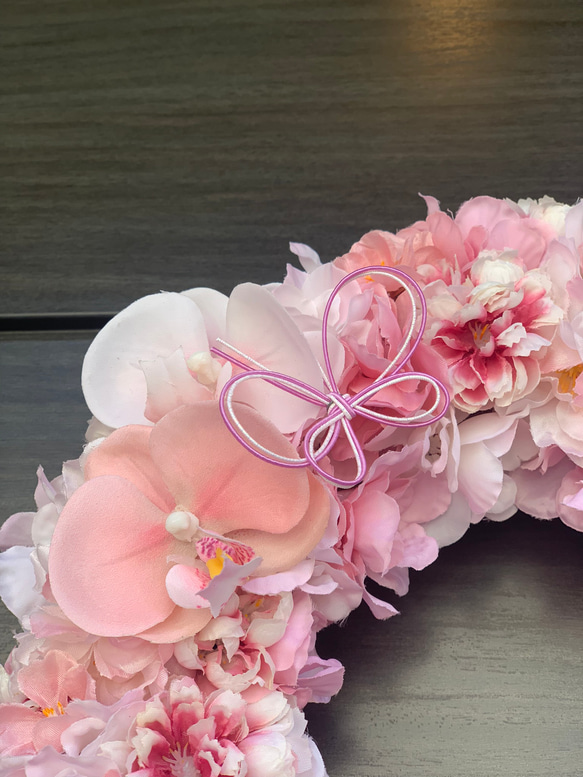 【送料無料】ふわふわ満開の桜とペールカラー胡蝶蘭の春リース(直径約30cm)ギフトボックス付き、アーティフィシャル 5枚目の画像