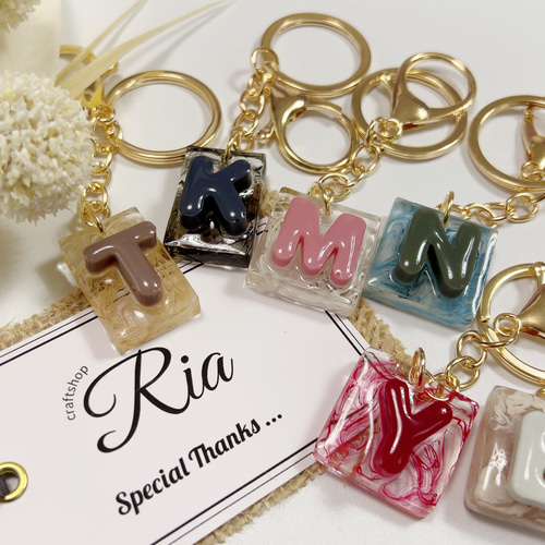 送料無料】イニシャルキーホルダー 色と文字が選べます UVレジン