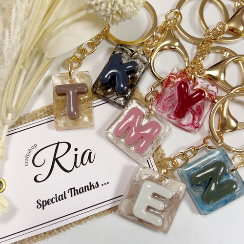 送料無料】イニシャルキーホルダー 色と文字が選べます UVレジン