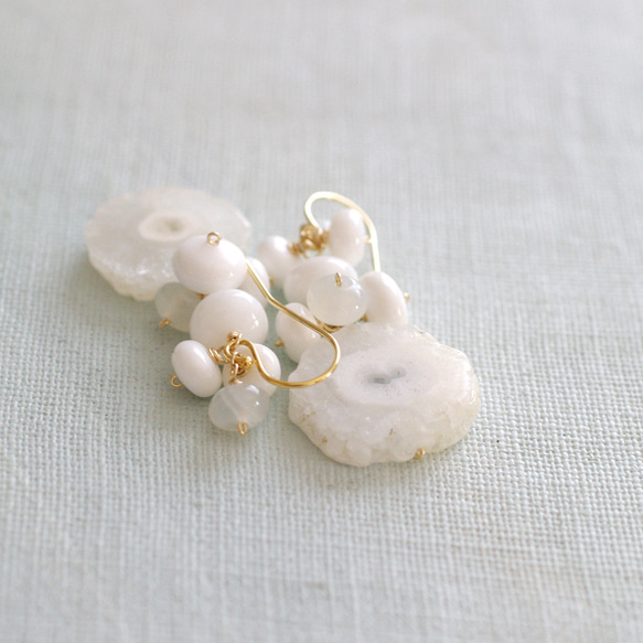 Spring White / Solar Quartz（earring） ソーラークォーツとホワイトシェルの耳飾り 3枚目の画像