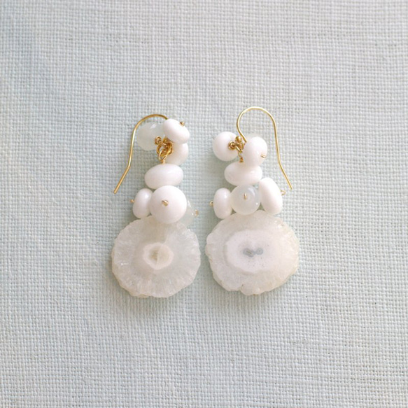 Spring White / Solar Quartz（earring） ソーラークォーツとホワイトシェルの耳飾り 1枚目の画像