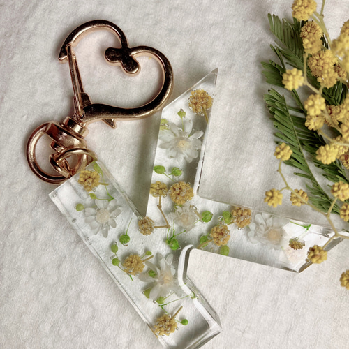 ☆asarin☆★お花のイニシャルキーホルダー　かすみ草　ピンク【080】 イニシャルチャーム キーリング 通販 イニシャル チャーム