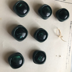 アンティーク ボタン 7個　ビンテージ 昭和 レトロ 個性的 ハンドメイド素材 日本製 ポップ アクセ 深緑　グリーン 3枚目の画像