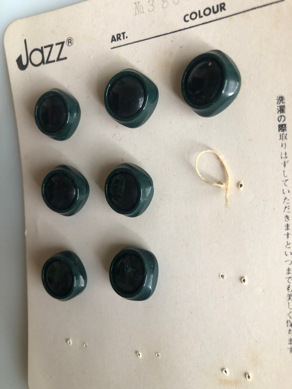 アンティーク ボタン 7個　ビンテージ 昭和 レトロ 個性的 ハンドメイド素材 日本製 ポップ アクセ 深緑　グリーン 4枚目の画像