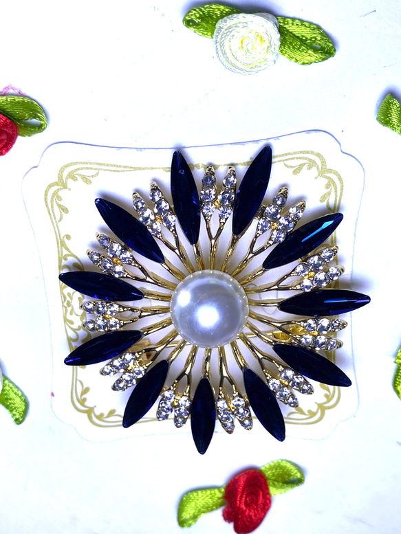 228〜花の形❣️パール(約直径1.2cm)紺色ライトストーン，クリスタルガラスが綺麗な2WAY ブローチA 1枚目の画像