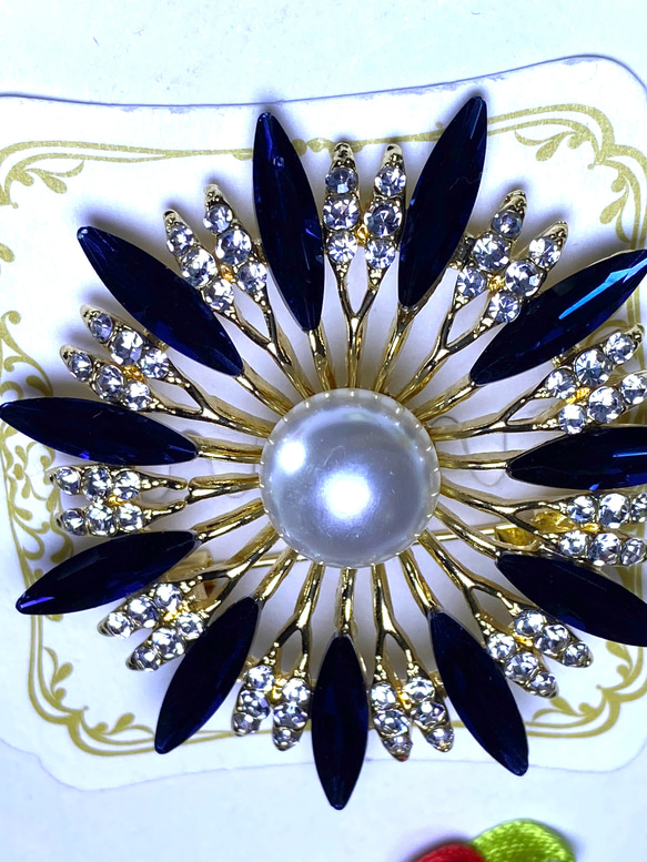 228〜花の形❣️パール(約直径1.2cm)紺色ライトストーン，クリスタルガラスが綺麗な2WAY ブローチA 2枚目の画像
