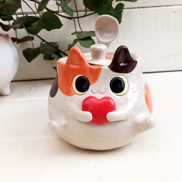 三毛猫ハートお座りシュガーポット・スプーン付 ８０ml 　面白猫陶器　受注制作 1枚目の画像
