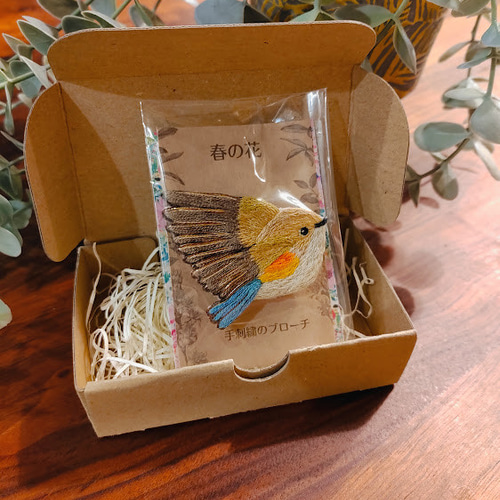 くるみボタン刺繍ブローチ ユキヤナギのブローチ handmade ② mi-ya ꕤポーチとくるみボタンの飾りꕤ handmade 一点もの