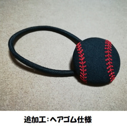 アクセサリー/ミモザブーケ刺繍入りくるみボタン38mm黒×濃黄/ヘアゴム・ピンバッジ・キーバッグリング アカシア 3枚目の画像