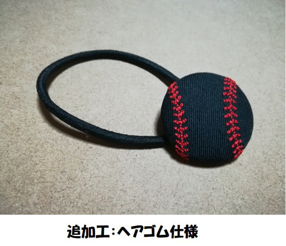 アクセサリー/ミモザブーケ刺繍入りくるみボタン38mm黒×濃黄/ヘアゴム・ピンバッジ・キーバッグリング アカシア 3枚目の画像