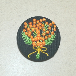 アクセサリー/ミモザブーケ刺繍入りくるみボタン38mm黒×橙/ヘアゴム・ピンバッジ・キーバッグリング アカシア 1枚目の画像