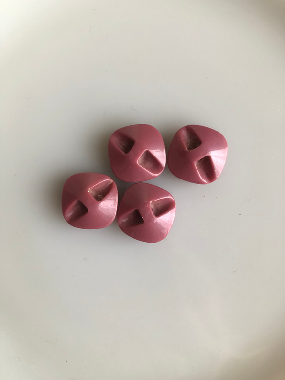アンティーク ボタン 4個　ビンテージ 昭和 レトロ 個性的 ハンドメイド素材 日本製 ポップ アクセ ピンク 6枚目の画像