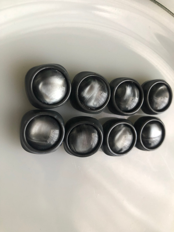 アンティーク ボタン 8個　ビンテージ 昭和 レトロ 個性的 ハンドメイド素材 日本製 ポップ アクセ グレー　灰色 3枚目の画像