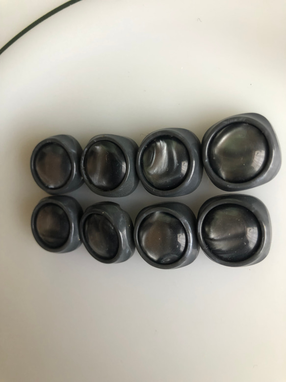 アンティーク ボタン 8個　ビンテージ 昭和 レトロ 個性的 ハンドメイド素材 日本製 ポップ アクセ グレー　灰色 2枚目の画像