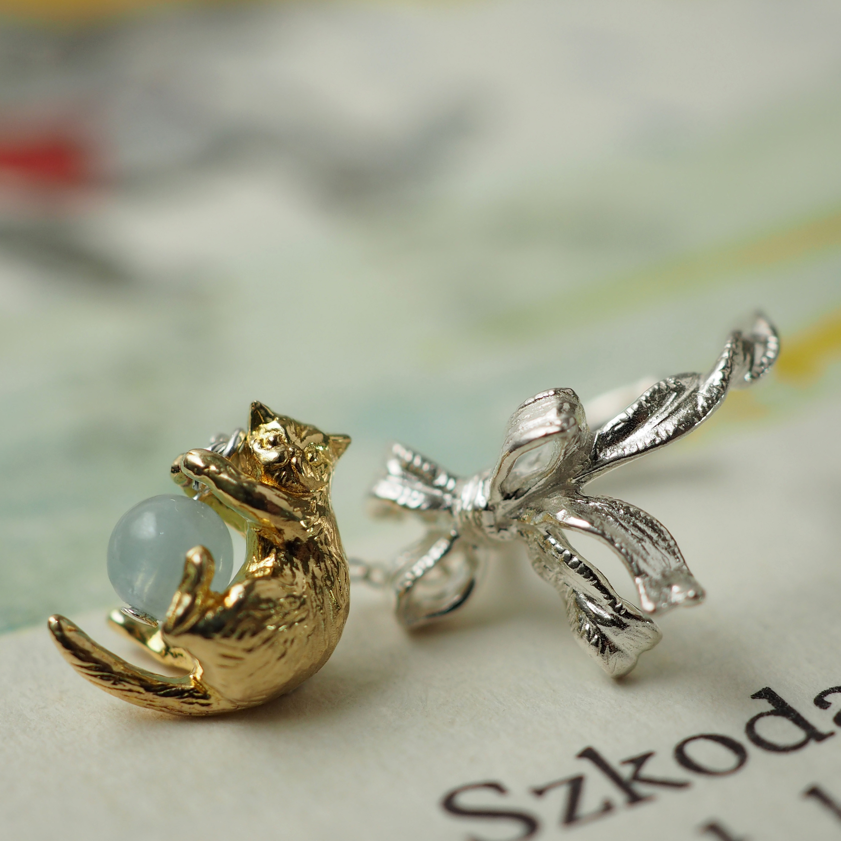 【冬のプレゼント企画開催中】プレゼントをもらうねこのイヤーカフ（受注制作）