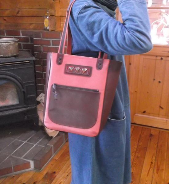 スリートーンのレザートートバッグ