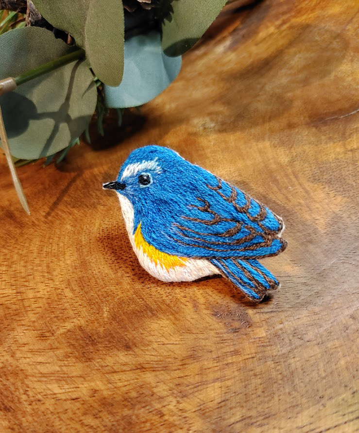 【一点もの】ルリビタキの手刺繍ブローチ