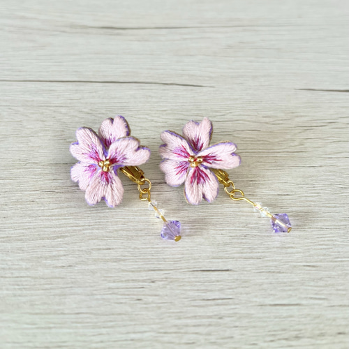 刺繍イヤリング〜さくら〜 イヤリング・ノンホールピアス アート