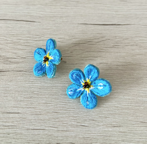 立体刺繍＊花ピアス ピアス（スタッド・一粒） アート刺繍ChicChic