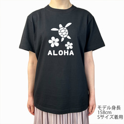 ハワイアンデザインTシャツ 海亀のイラスト プルメリア ホヌとハワイアンフラワ- ノースショア ハワイ 半袖カットソー 2枚目の画像