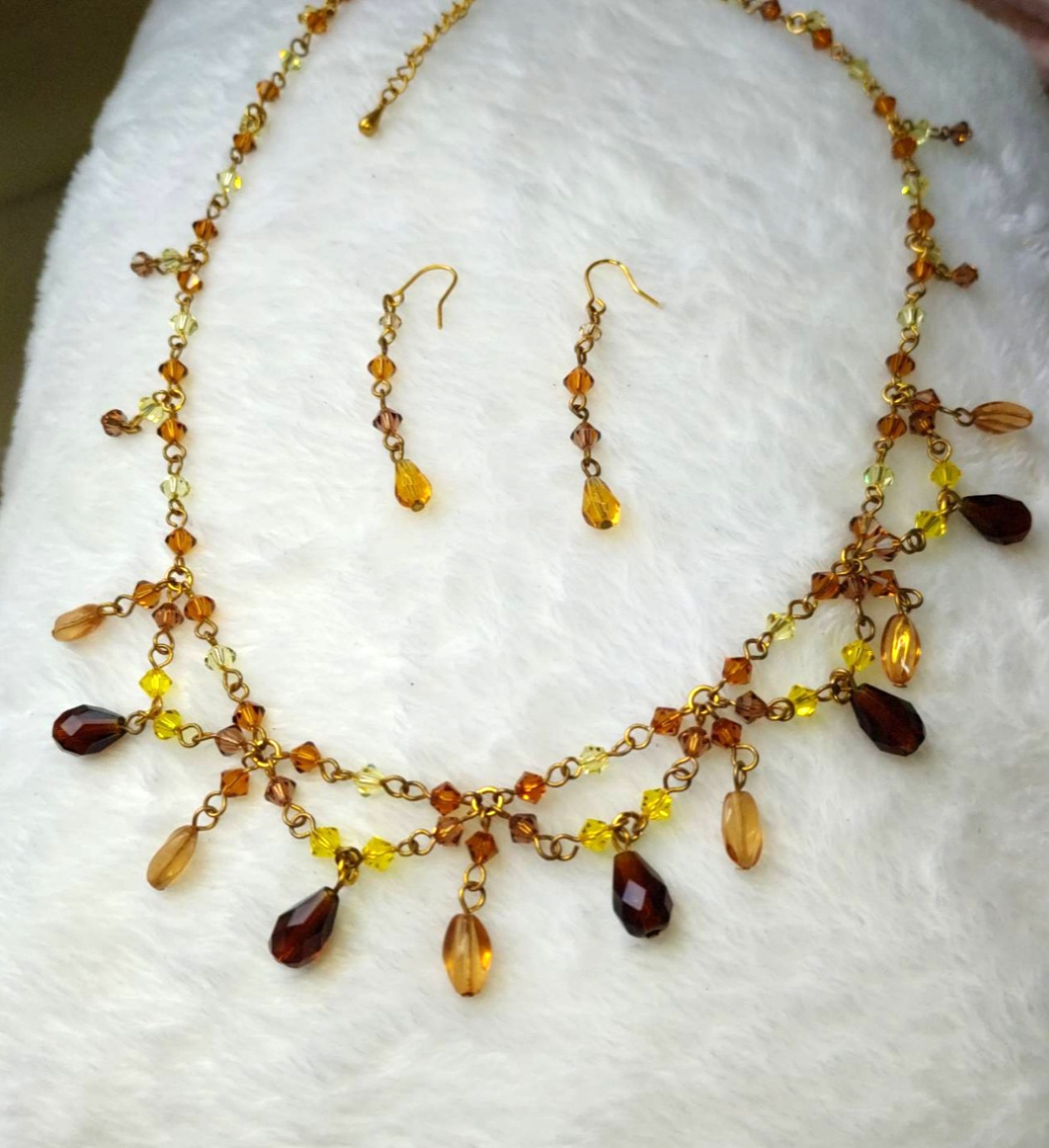 レトロを存分に味わえるブラウン系のネックレスと耳飾り