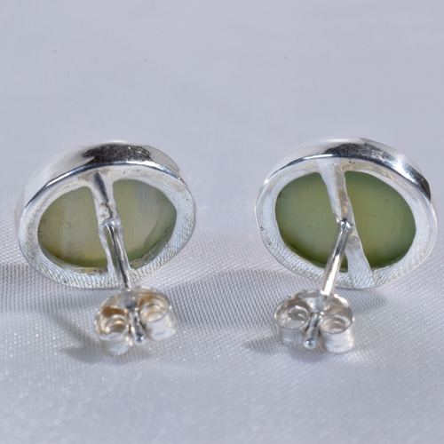 ネフライトキャッツアイのピアス ピアス（スタッド・一粒