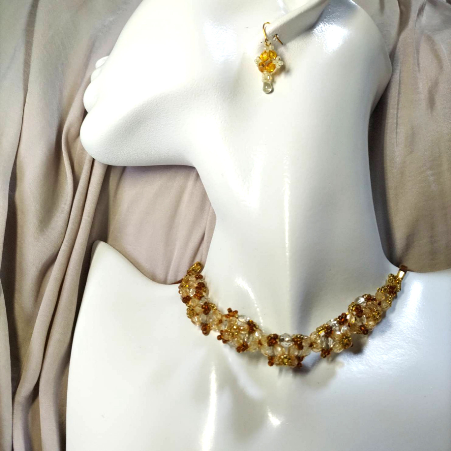 ちょいと上品なチョーカーと耳飾り